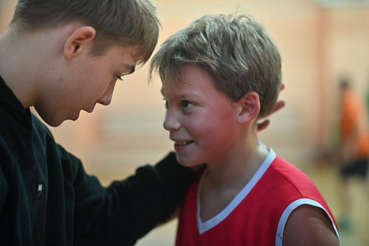 Мяч в игре, а чемпионы на пьедестале