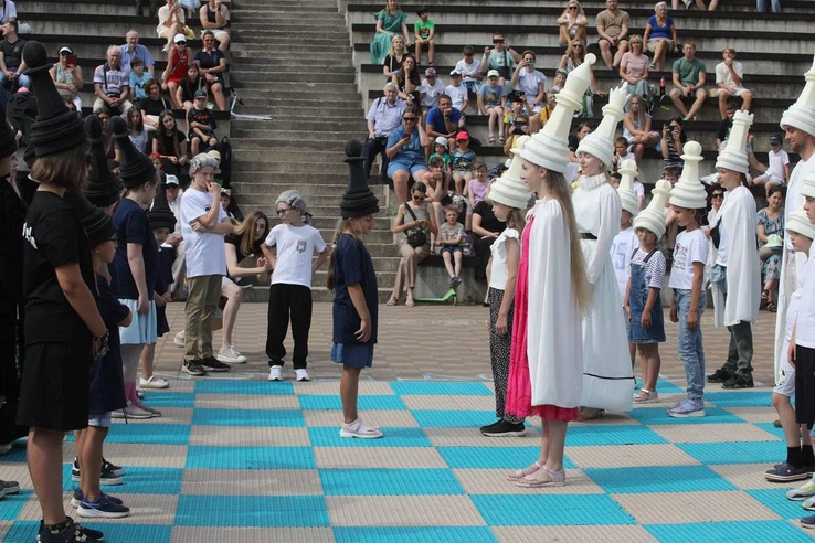Игра в живые шахматы состоялась в Ленинградской области