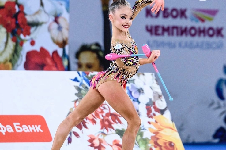 Спортсменка из Гатчины Ксения Савинова завоевала три золотые медали на международных соревнованиях «Гран-при Кубок чемпионок Алины Кабаевой»