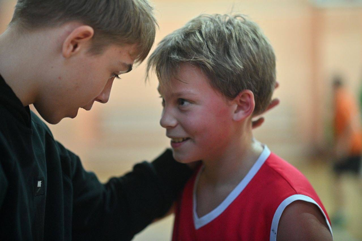 Мяч в игре, а чемпионы на пьедестале