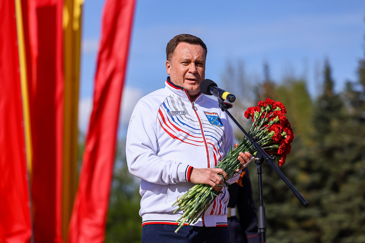 Возложение цветов к памятнику-стеле «Город воинской славы»